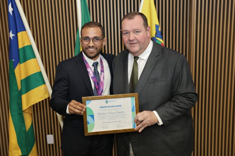 Câmara entrega Moção de Aplausos ao atleta Gustavo Viana por conquistas no Jiu-Jitsu