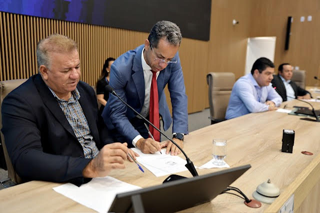 Vereadores confrontam representantes da BRK e Saneago durante Sessão Ordinária