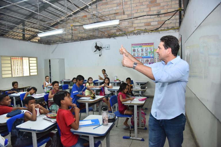 Prefeito Vilela confere obras em escolas e a construção da ponte das Colinas de Homero