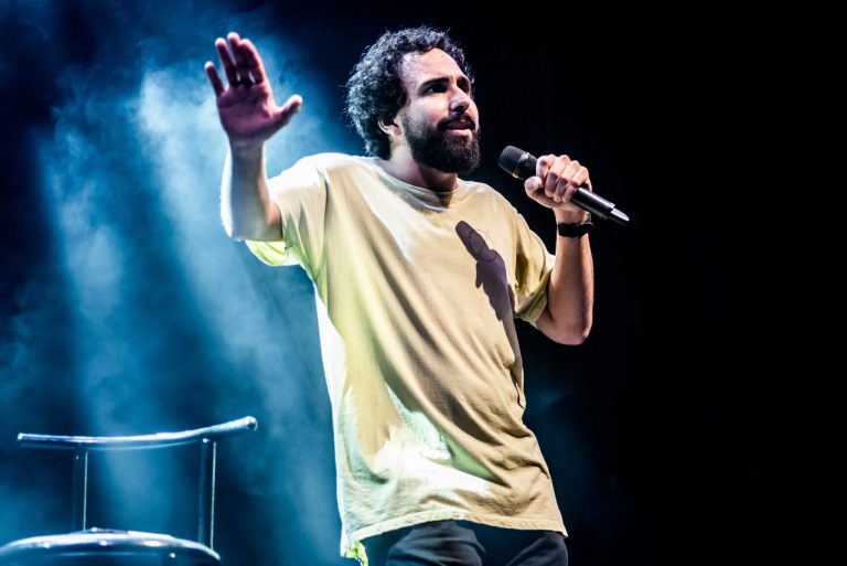Humorista Murilo Couto apresenta novo show de comédia no Teatro Goiânia