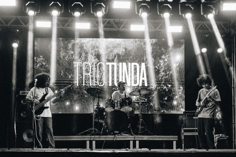 Trio Tunda apresenta o show “Brasis em Brasa” em seu retorno a Goiânia