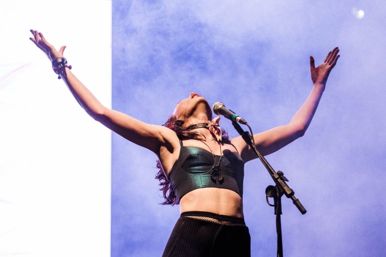 Martim Cererê recebe show solo de Salma Jô, ex-vocalista da banda Carne Doce