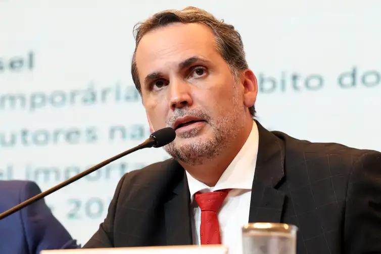 Valter Campanato/Agência Brasil Brasília (DF), 13/05/2026 - O ministro do Planejamento e Orçamento, Bruno Moretti, fala durante coletiva para anunciar novas ações de enfrentamento aos efeitos da guerra sobre o setor de combustíveis no Brasil. Foto: Valter Campanato/Agência Brasil